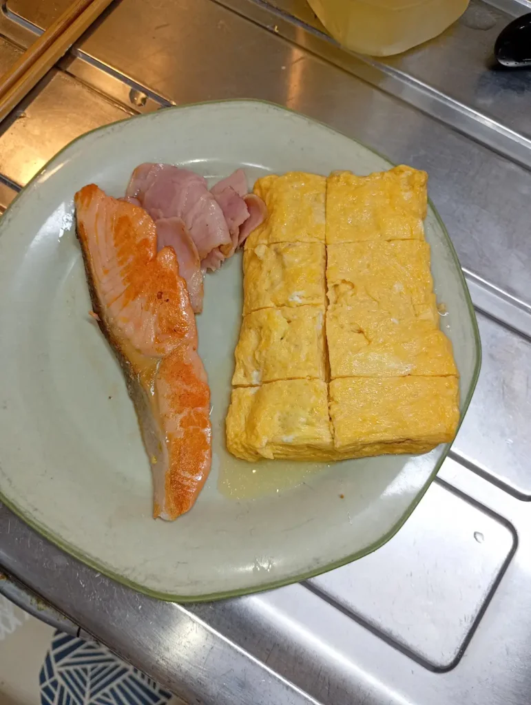 だし巻き卵ベーコンサーモン写真
