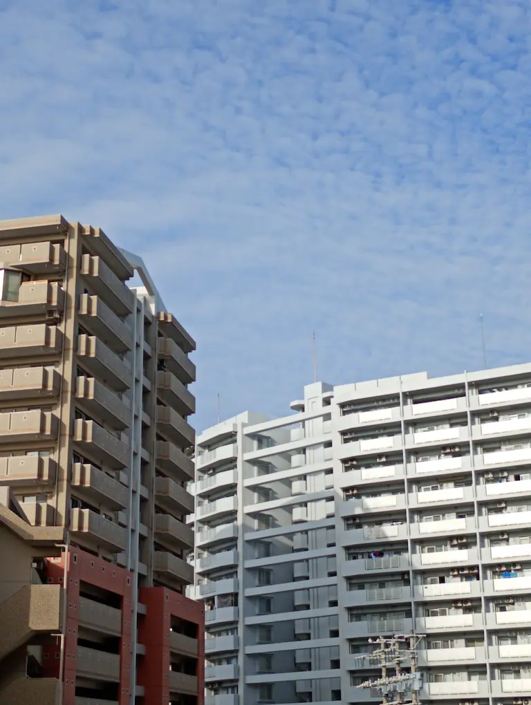 朝の風景マンションの合間の晴れ