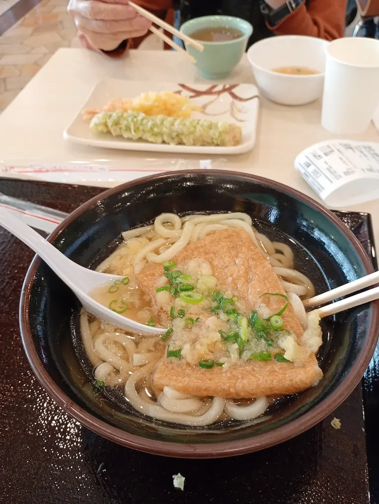 昼のフードコートにて