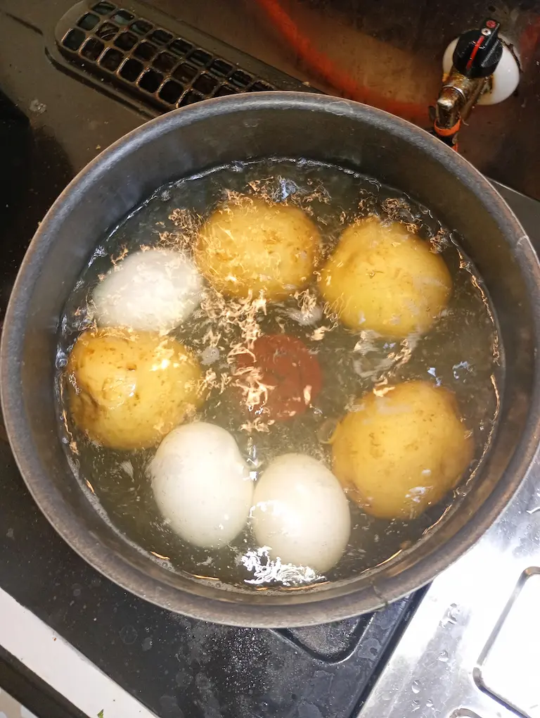 ジャガイモと卵茹でる