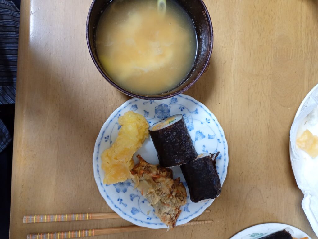 食事の盛り付け風景