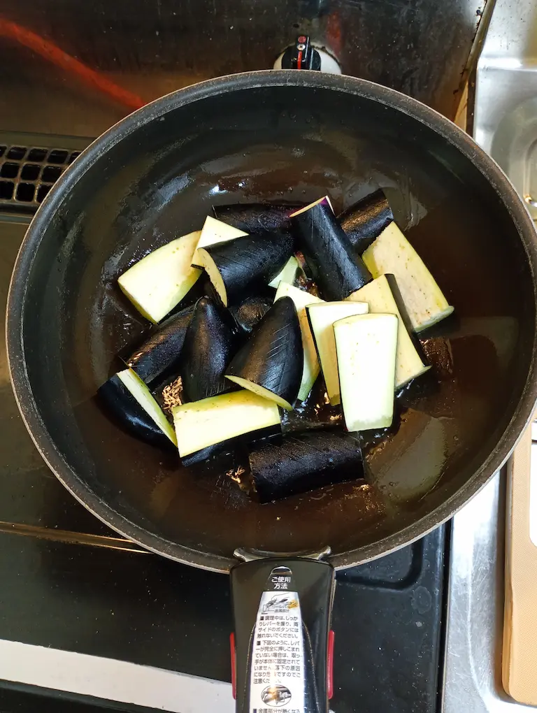 フライパンで焼いている茄