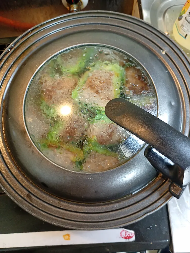 肉詰めピーマンを蒸す